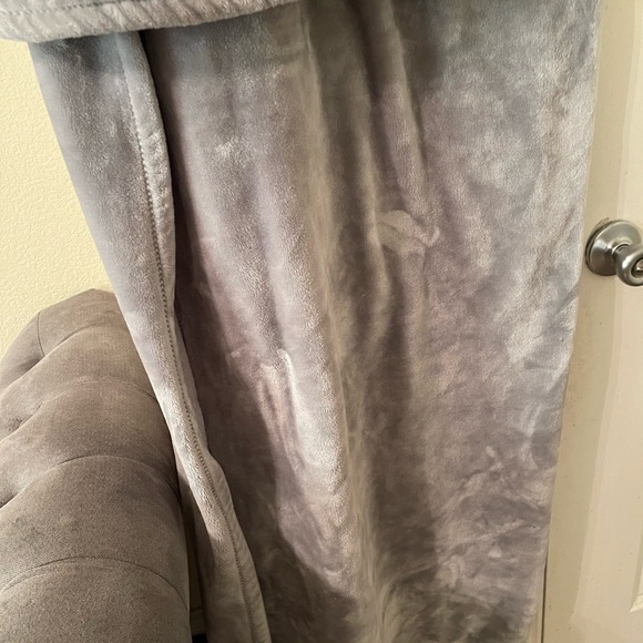 Better Homes And Gardens Soft Gray throw blanket pre-owned - Picture 12 of 15